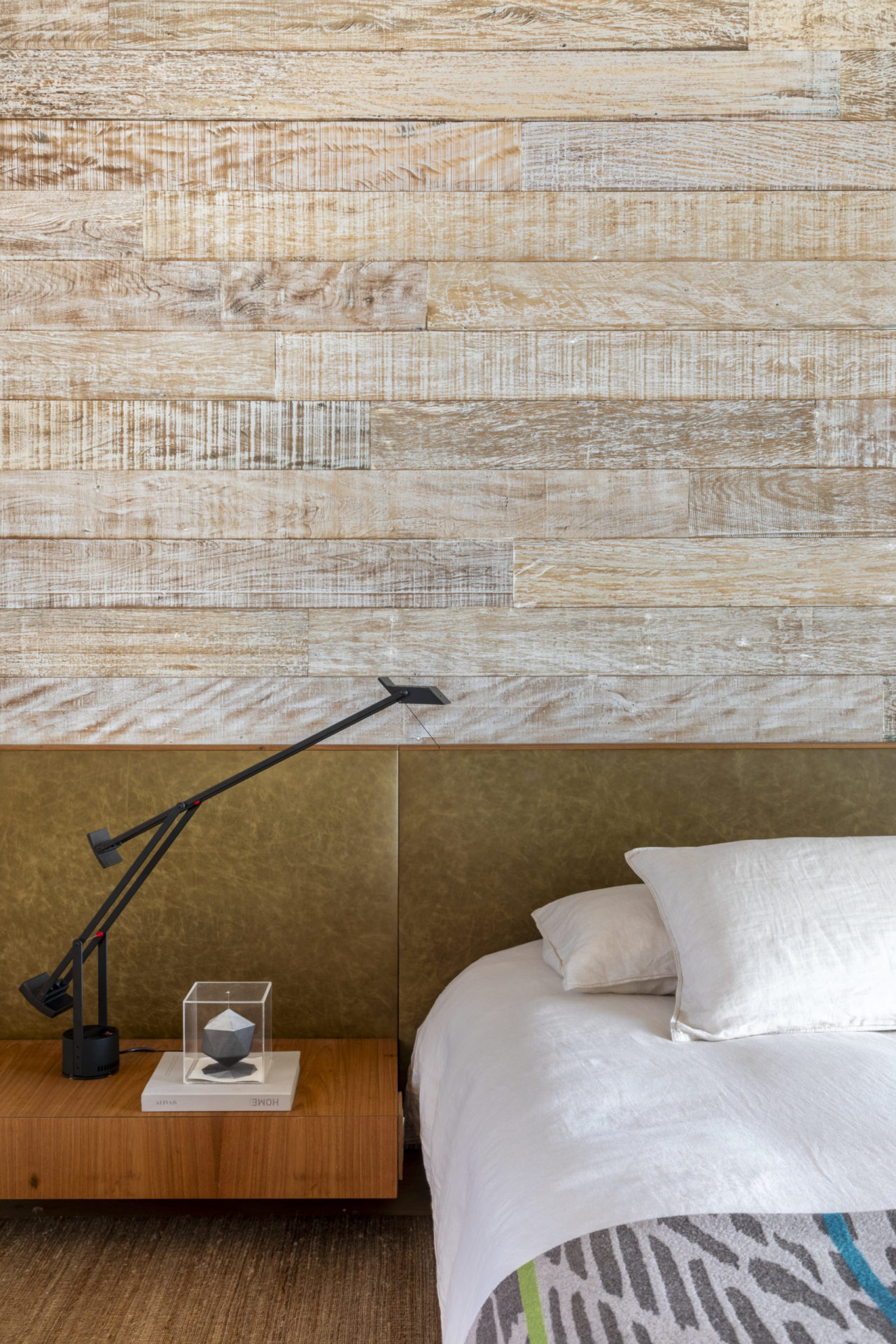 quarto com cama de casal e luminária na mesa de cabeceira