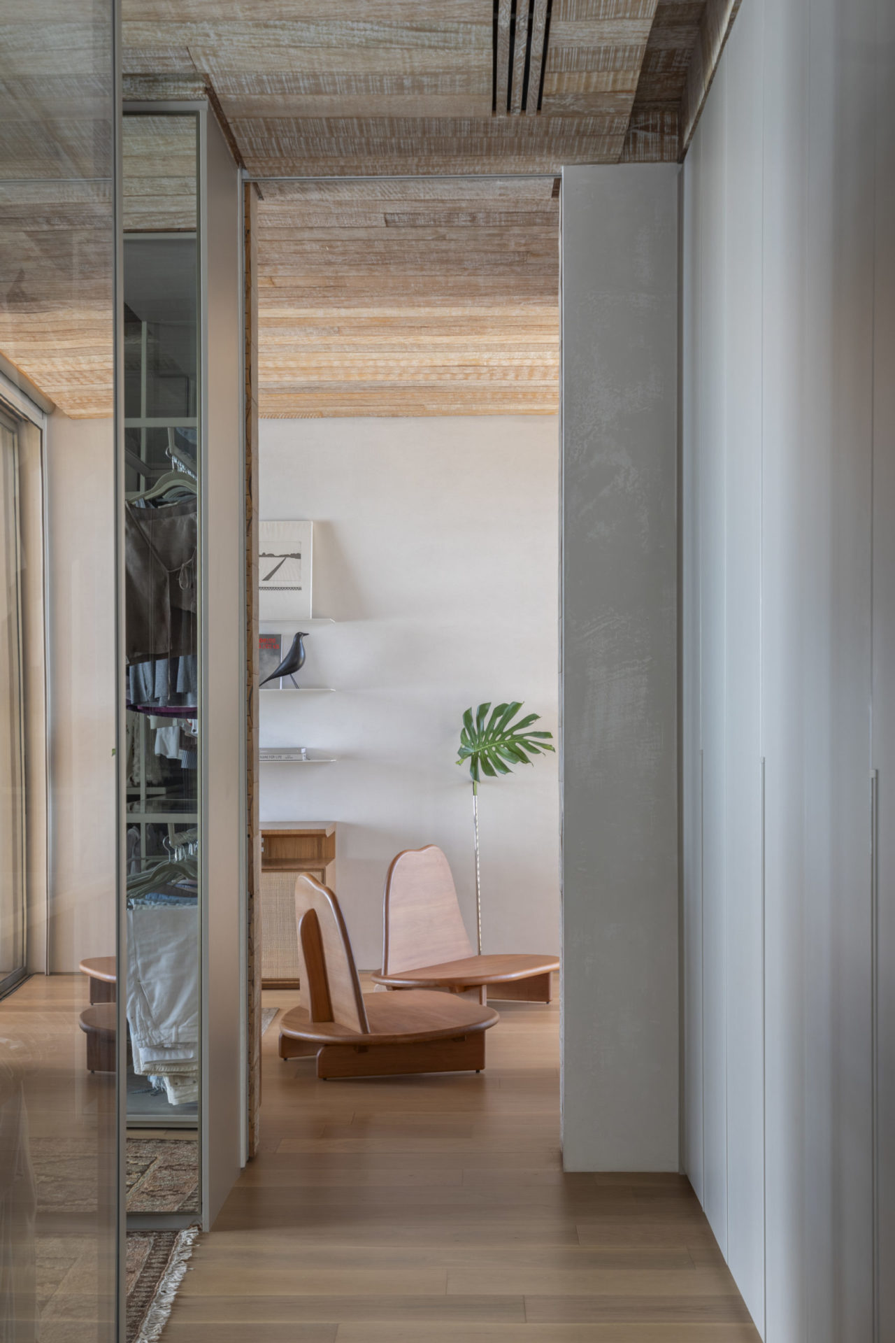 banheiro com espelho grande, plantas e bancada