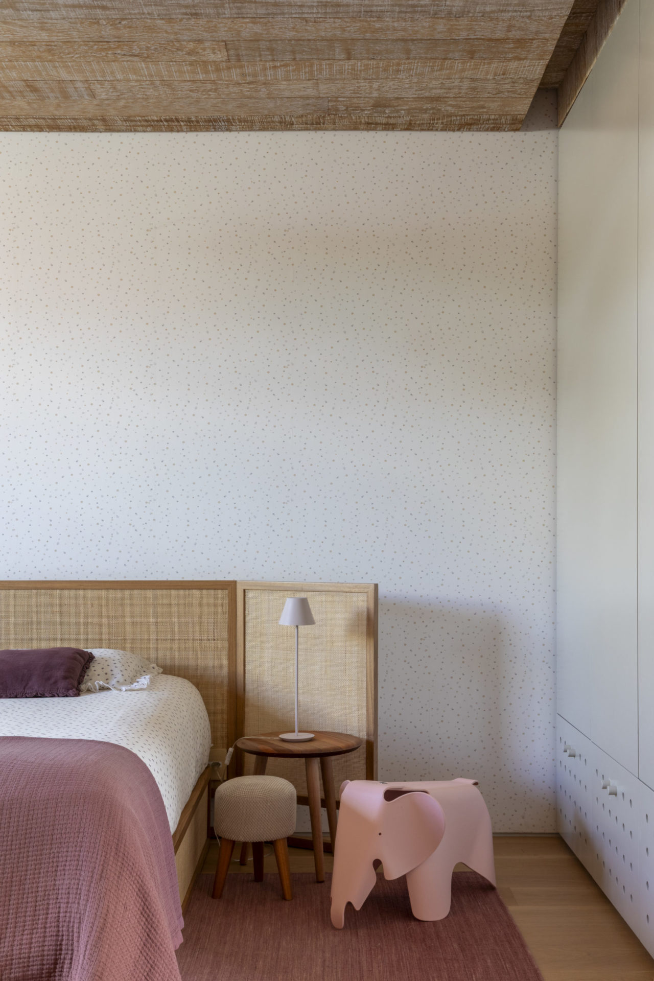 quarto com cama de solteiro com mesa de cabeceira