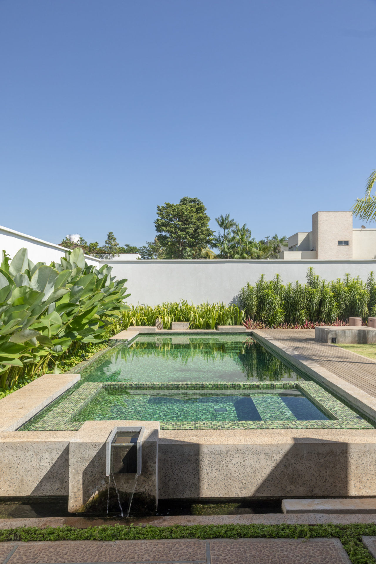 piscina e área verde