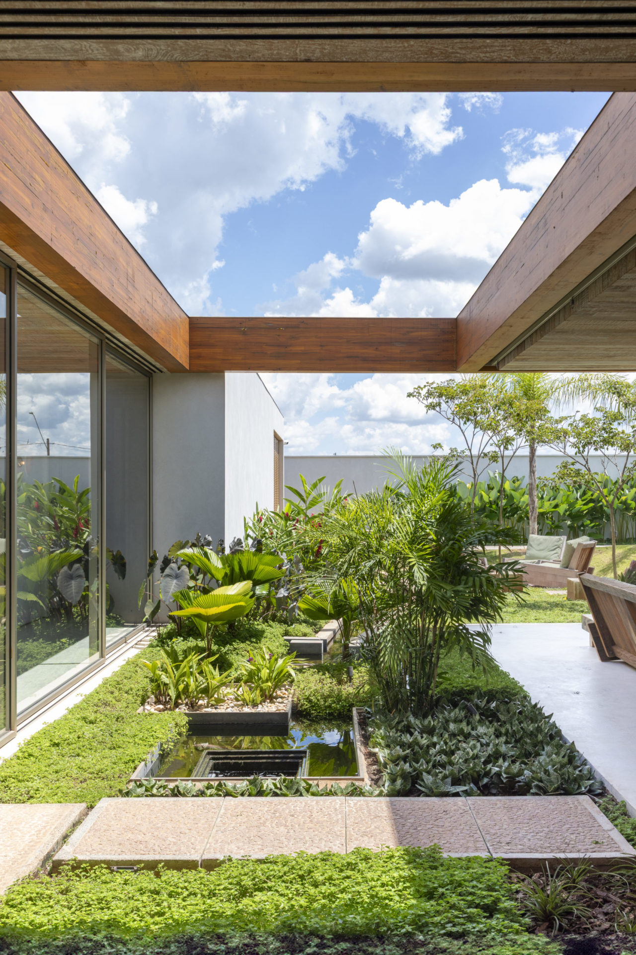 área externa de casa térrea com muitas plantas