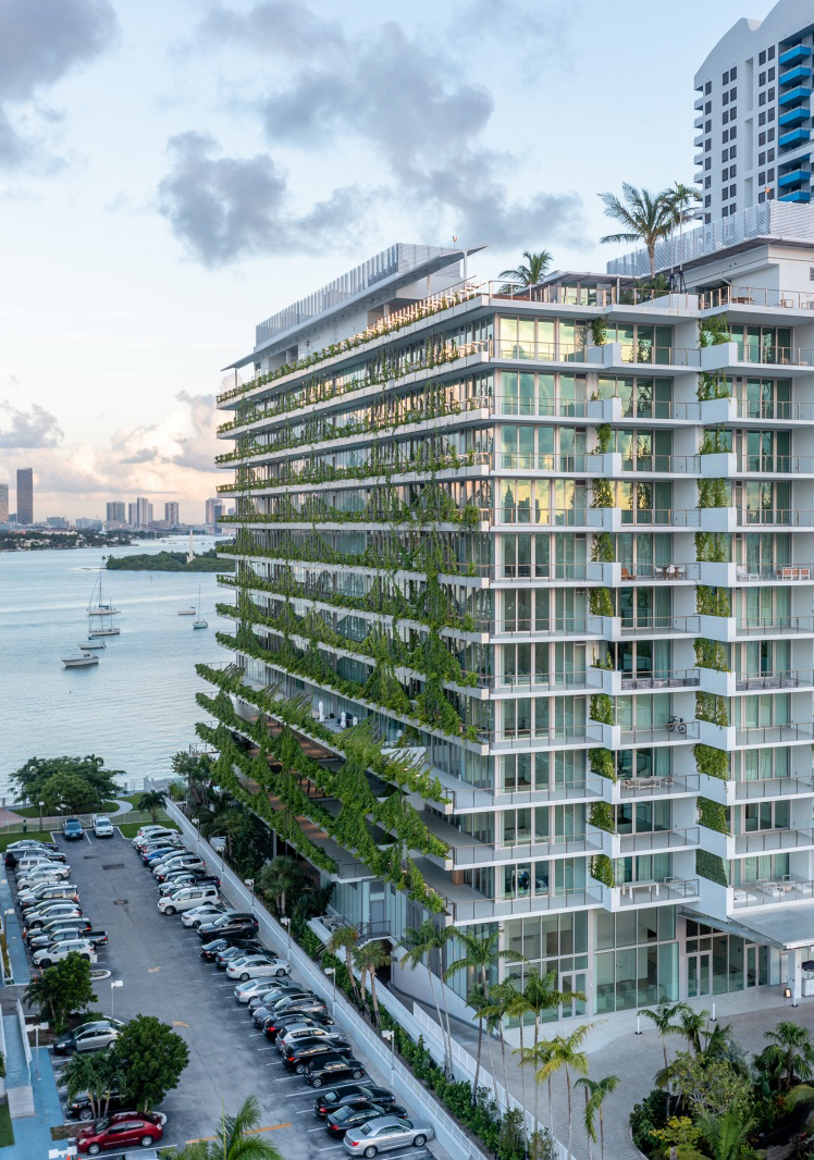 foto do prédio alto com varanda em frente ao mar