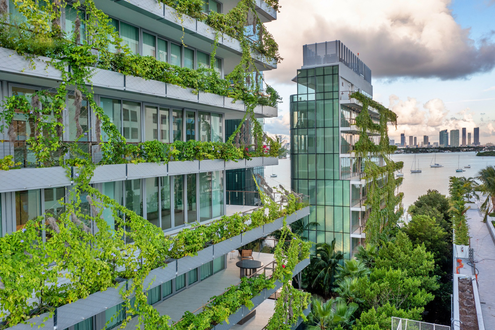 prédio com varandas e plantas
