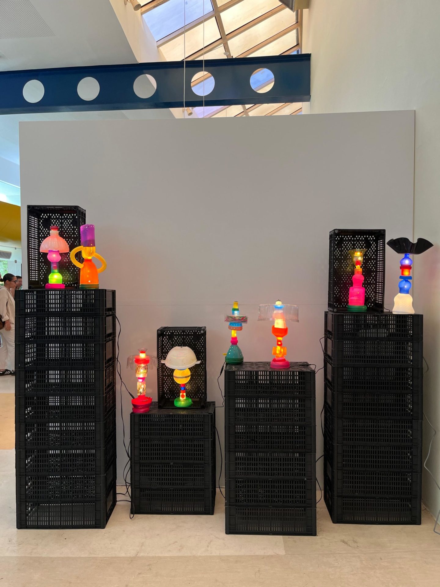 oito luminárias produzidas em uma oficina