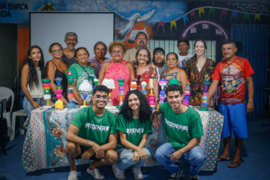 grupo formado por homens e mulheres e uma mesa com luminárias de mesa