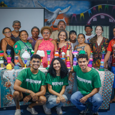 grupo formado por homens e mulheres e uma mesa com luminárias de mesa