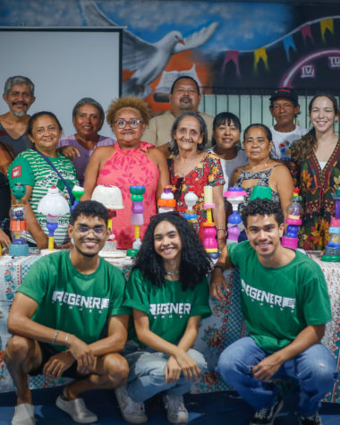 grupo formado por homens e mulheres e uma mesa com luminárias de mesa