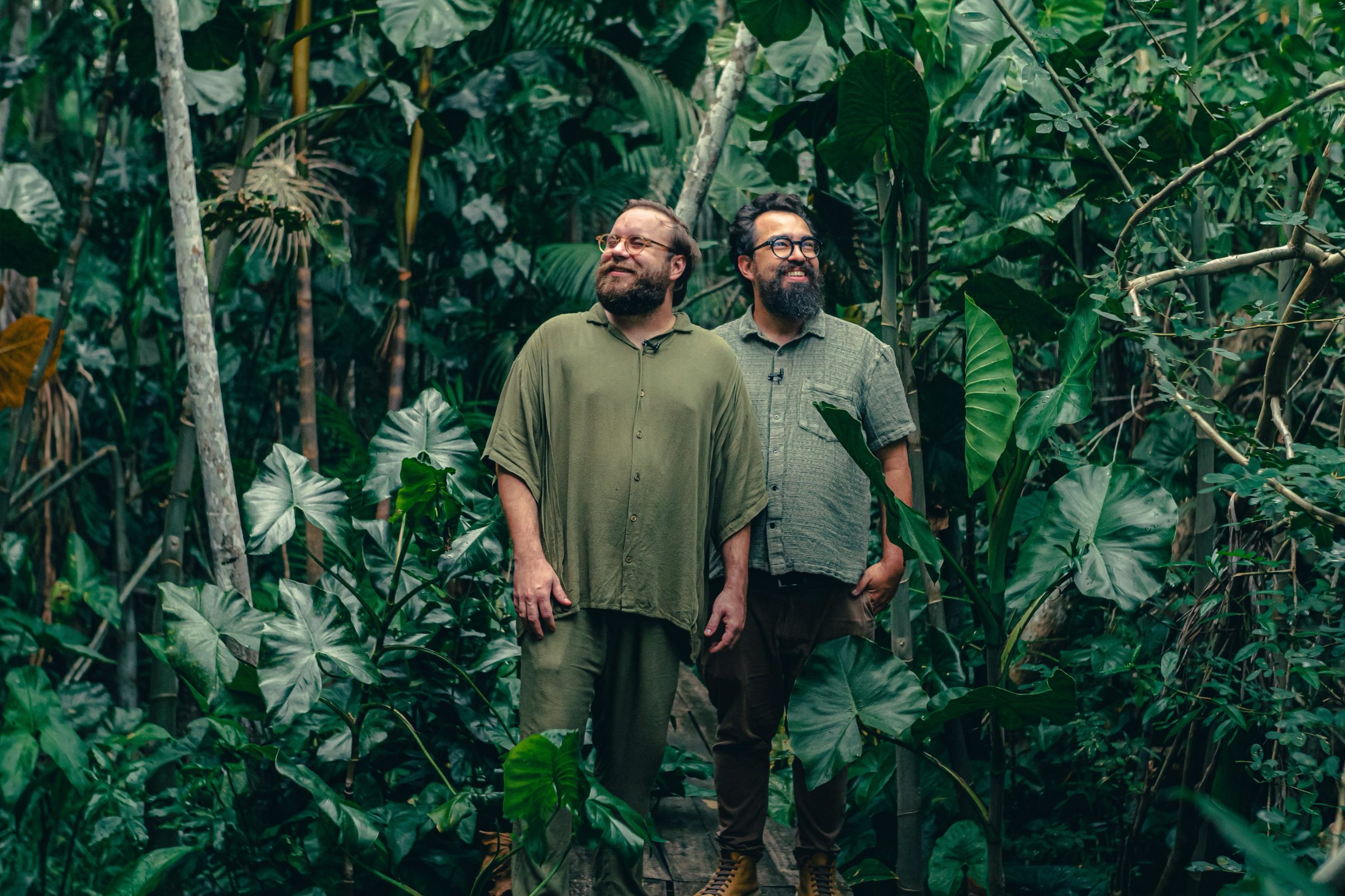 Na foto dois homens brancos na floresta amazônica