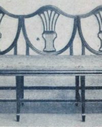 móvel com estofado para três lugares que lembra um sofá