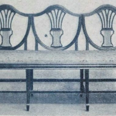 móvel com estofado para três lugares que lembra um sofá