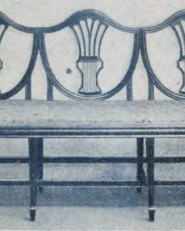 móvel com estofado para três lugares que lembra um sofá