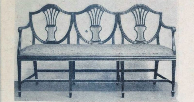 móvel com estofado para três lugares que lembra um sofá