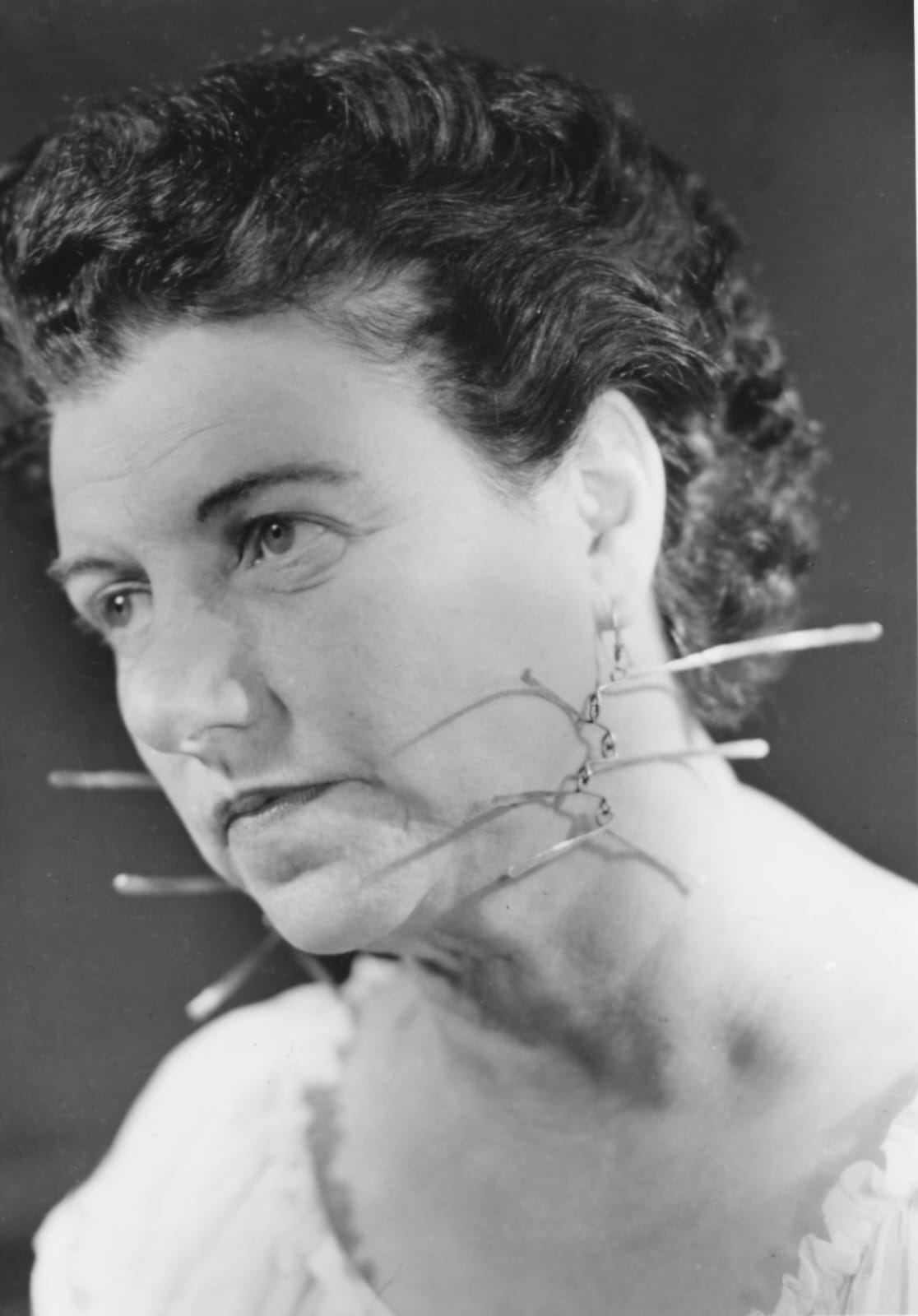 foto preta e branca de mulher branca de cabelo preso