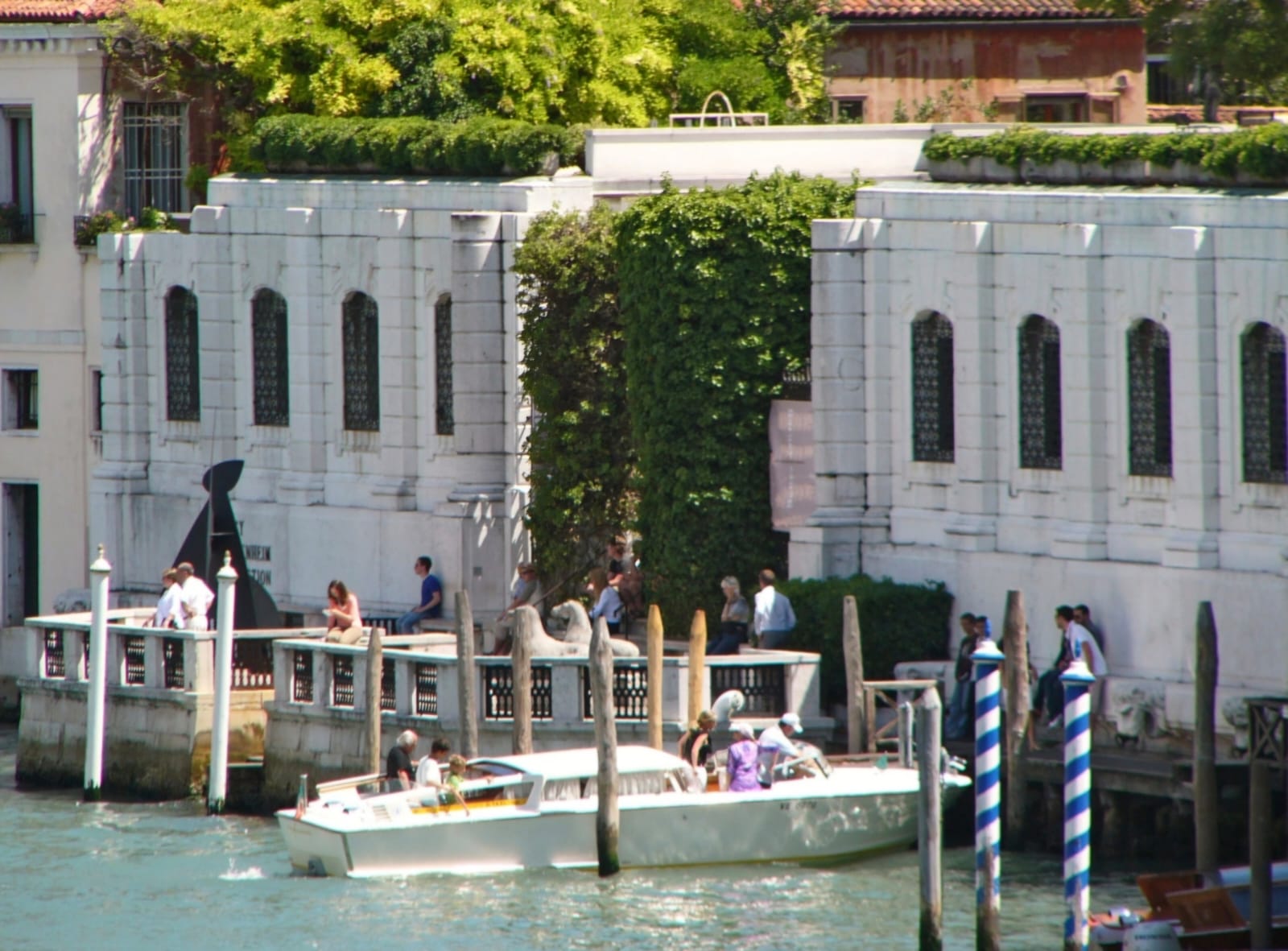foto colorida de um museu