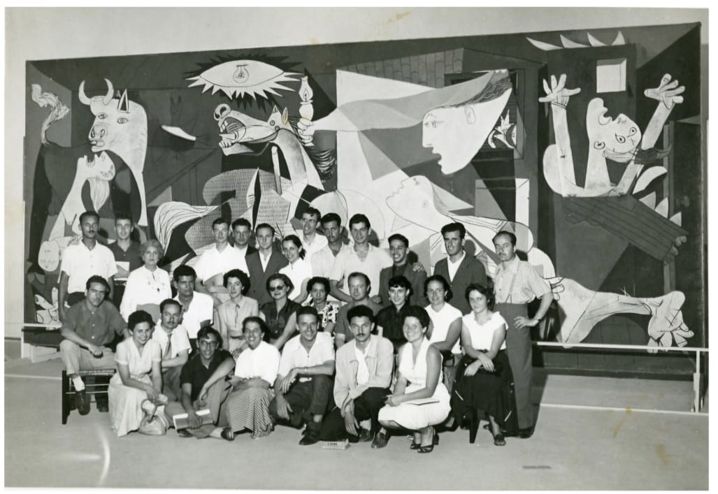 foto em preto e branco com um grupo de pessoas