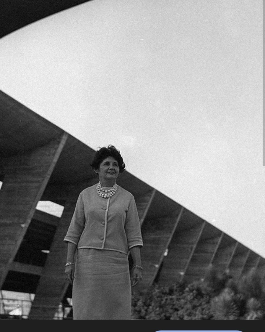 foto em preto e branca de mulher branca de cabelo preto