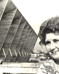 foto em preto e branco com rosto de mulher branca sorrindo