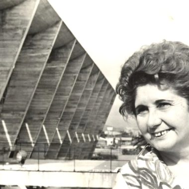 foto em preto e branco com rosto de mulher branca sorrindo