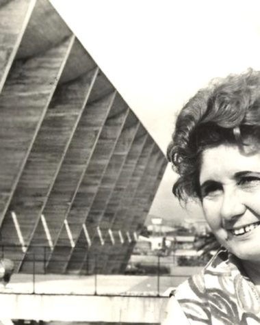 foto em preto e branco com rosto de mulher branca sorrindo