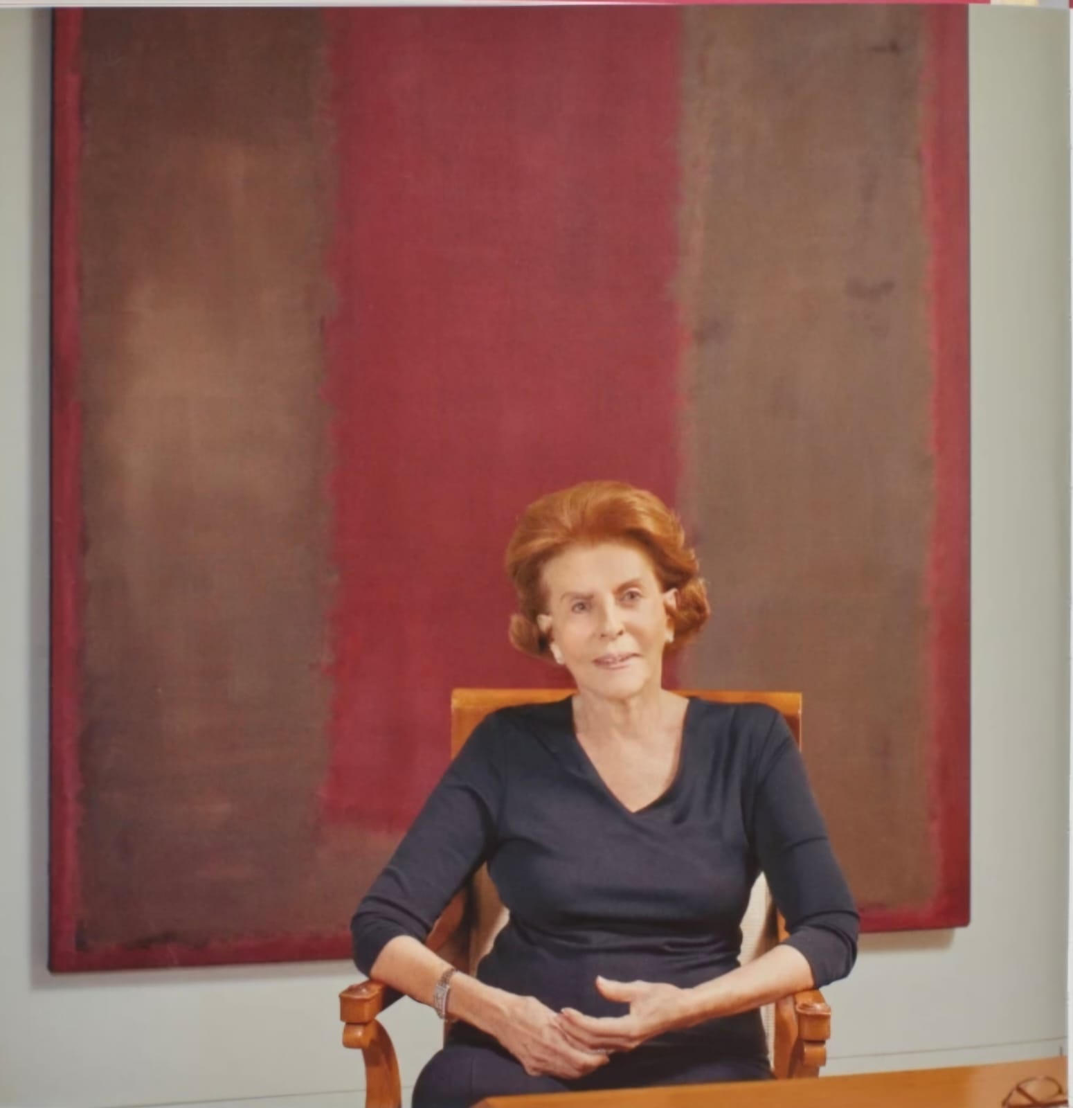 foto colorida de mulher branca sentada em uma cadeira