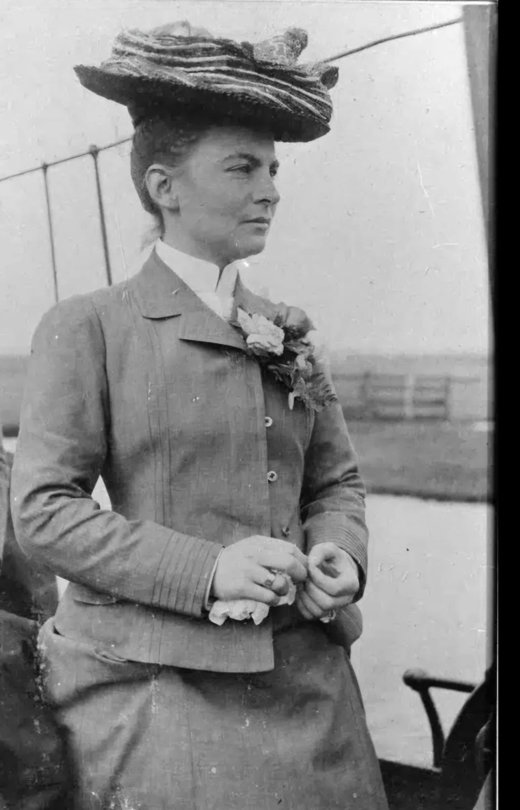 foto preto e branco de mulher branca de chapéu