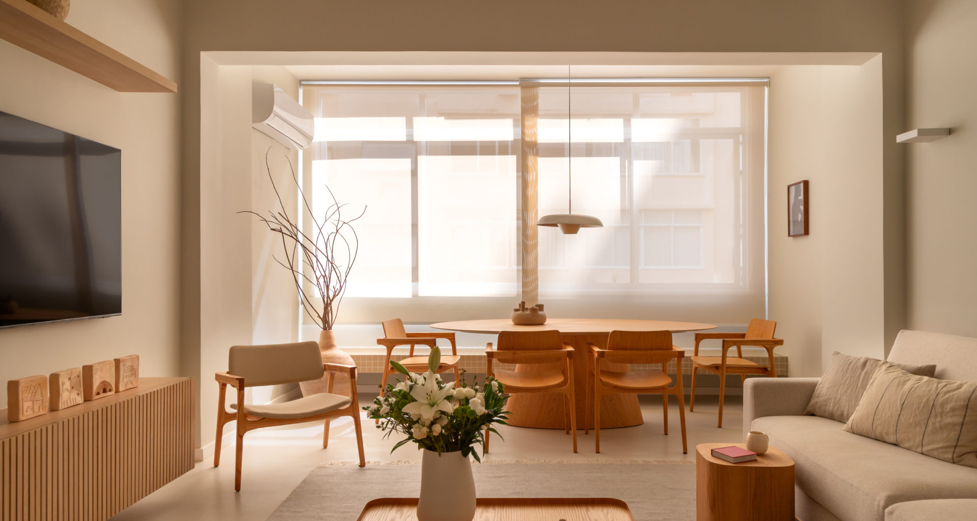 sala de jantar e estar em tons claros e bege