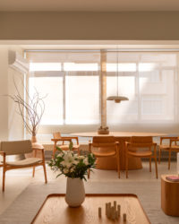 sala de jantar e estar em tons claros e bege