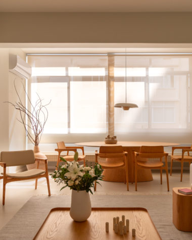 sala de jantar e estar em tons claros e bege