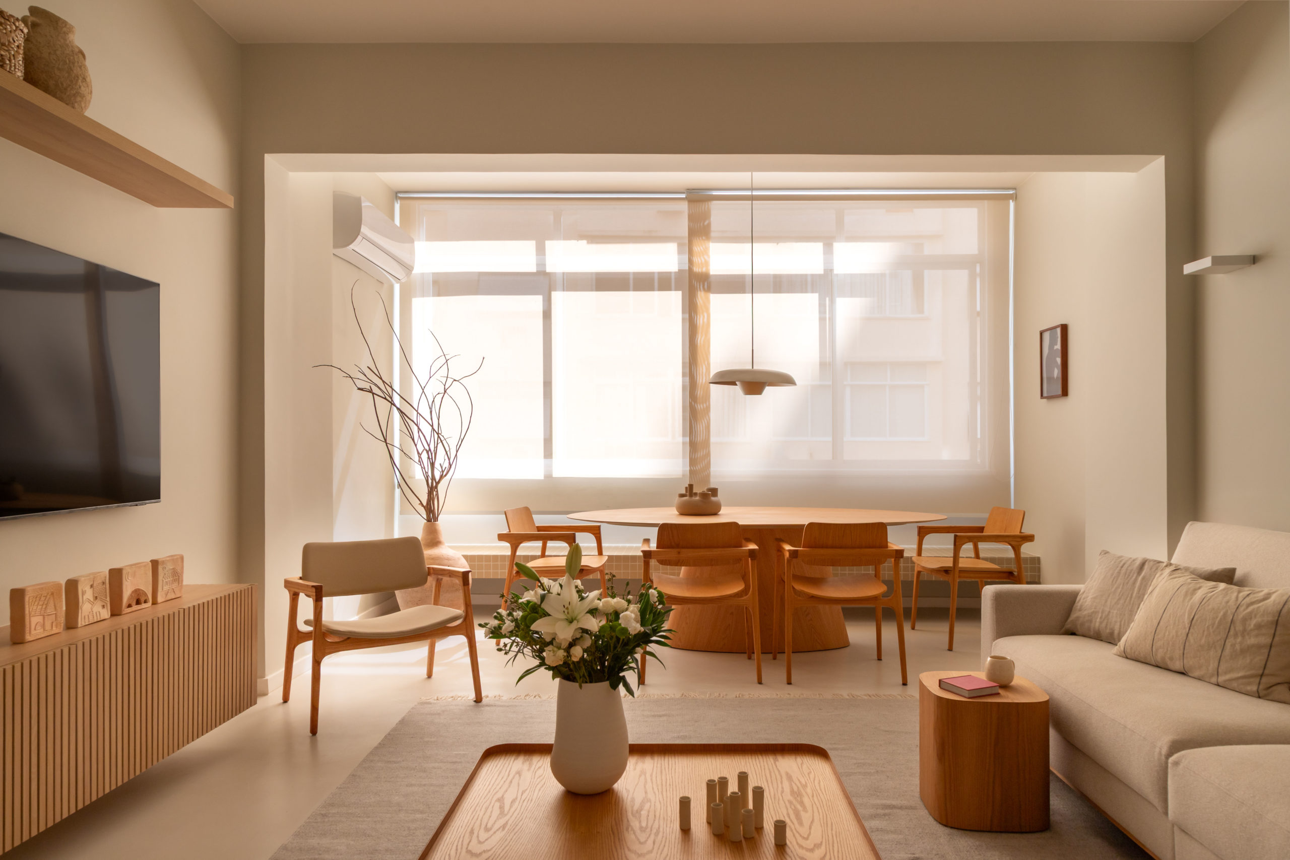 Apartamento com décor escandinavo em tons claros em Ipanema