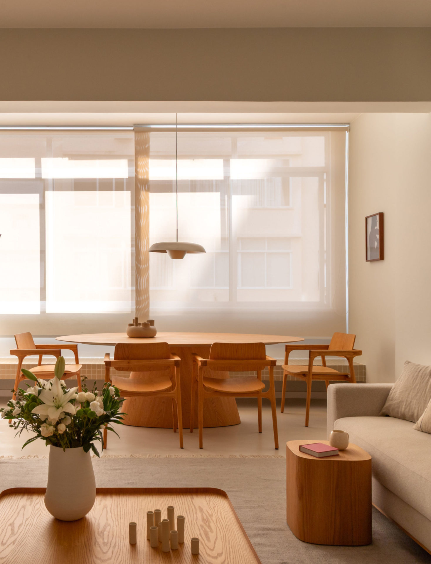 na foto sala de estar e jantar com chão em cimento queimado off-white