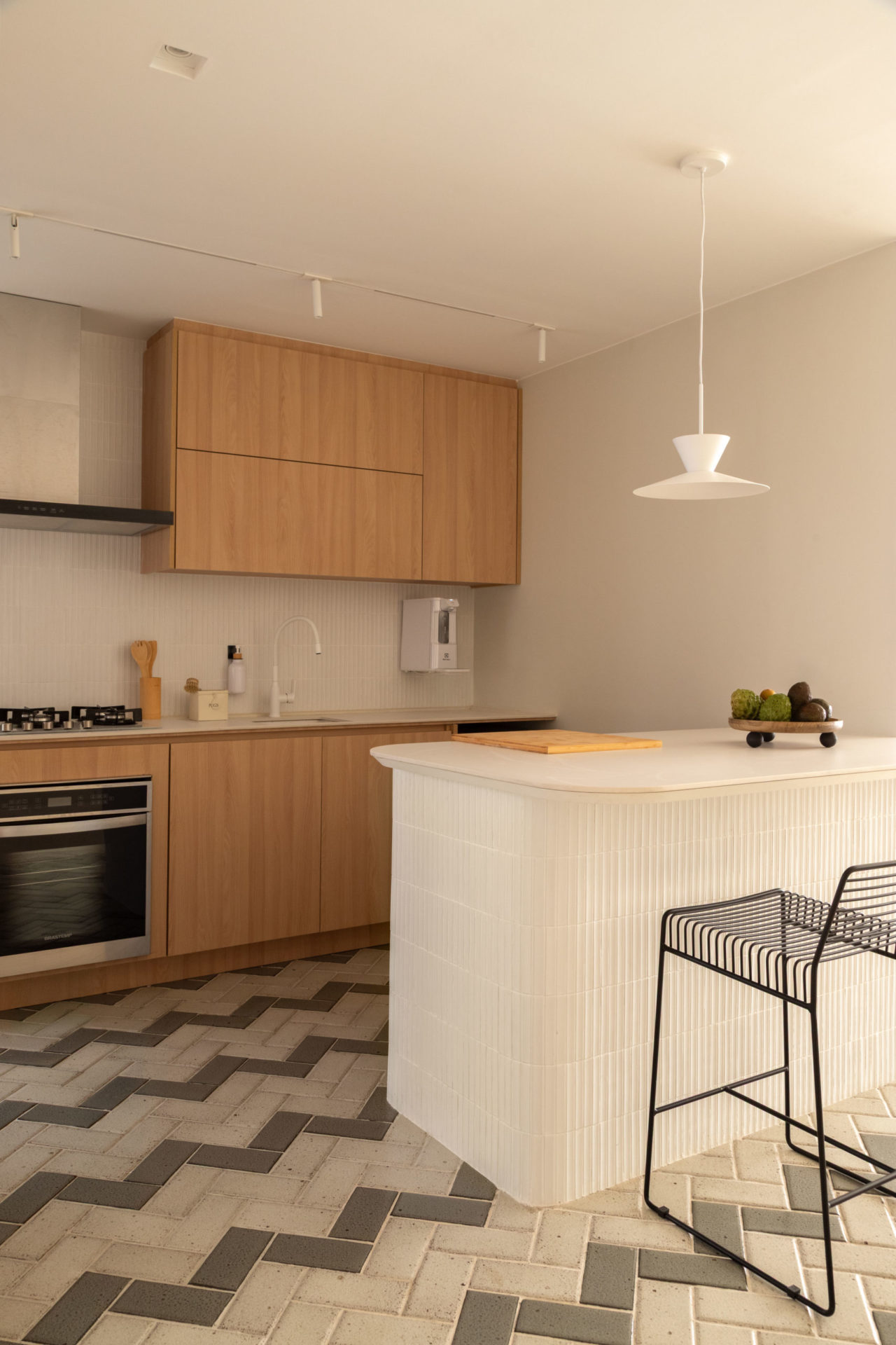 cozinha com bancada branca, baquetas pretas e marcenaria