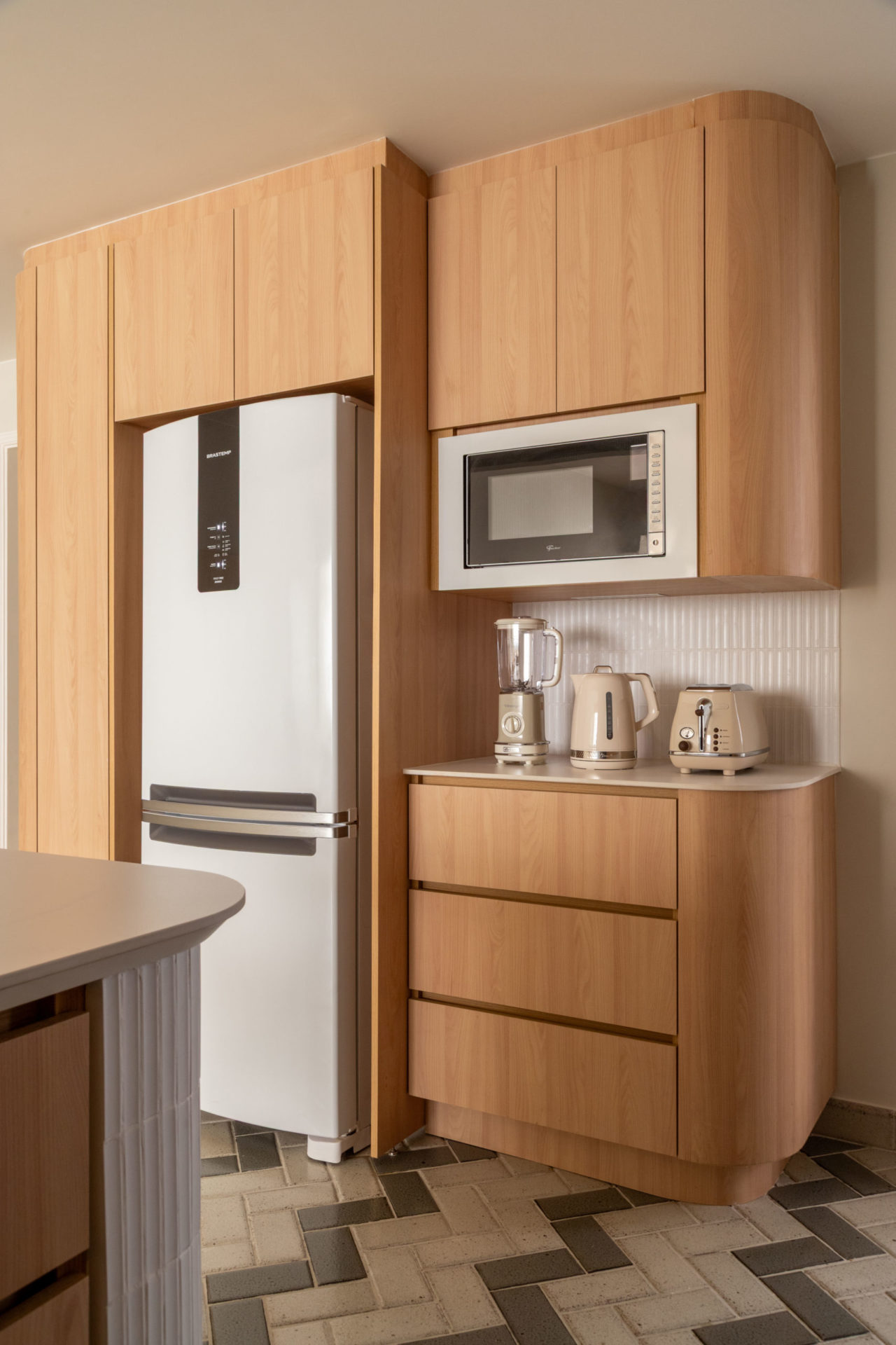 cozinha com marcenaria e eletrodomésticos 