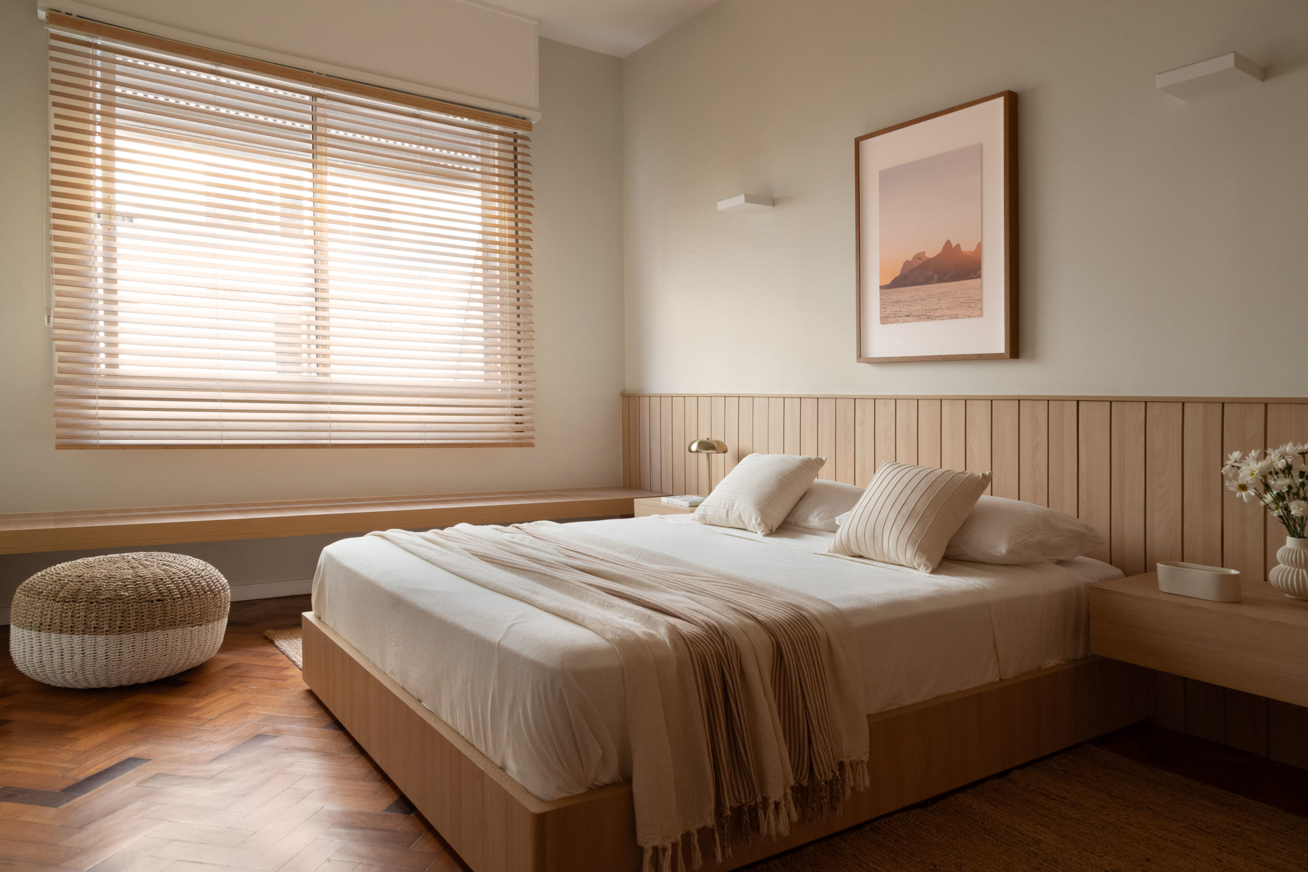 na foto quarto com cama de casal e piso de taco restaurado