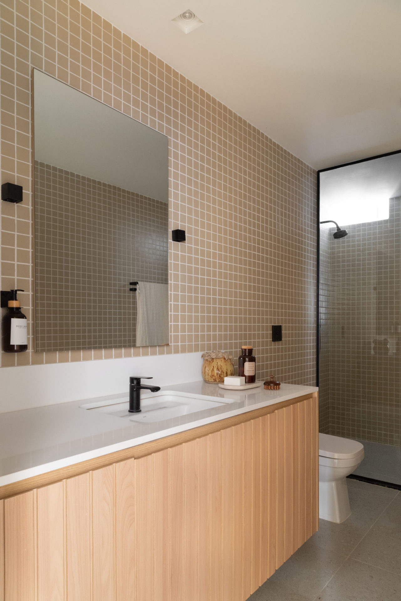 na foto banheiro com porcelanato em tons claros