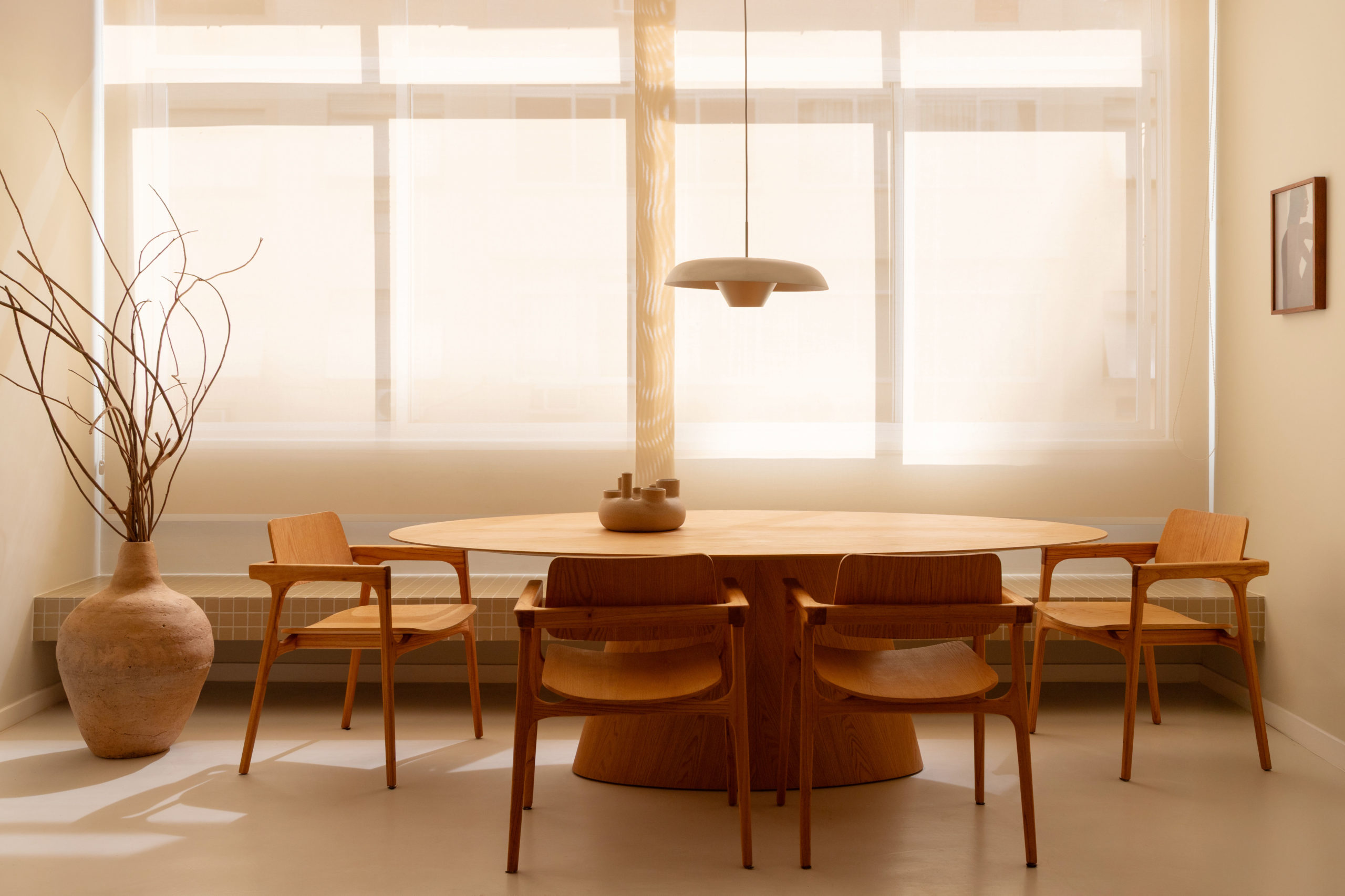 sala de jantar com mesa de madeira, chão em cimento queimado em off-white