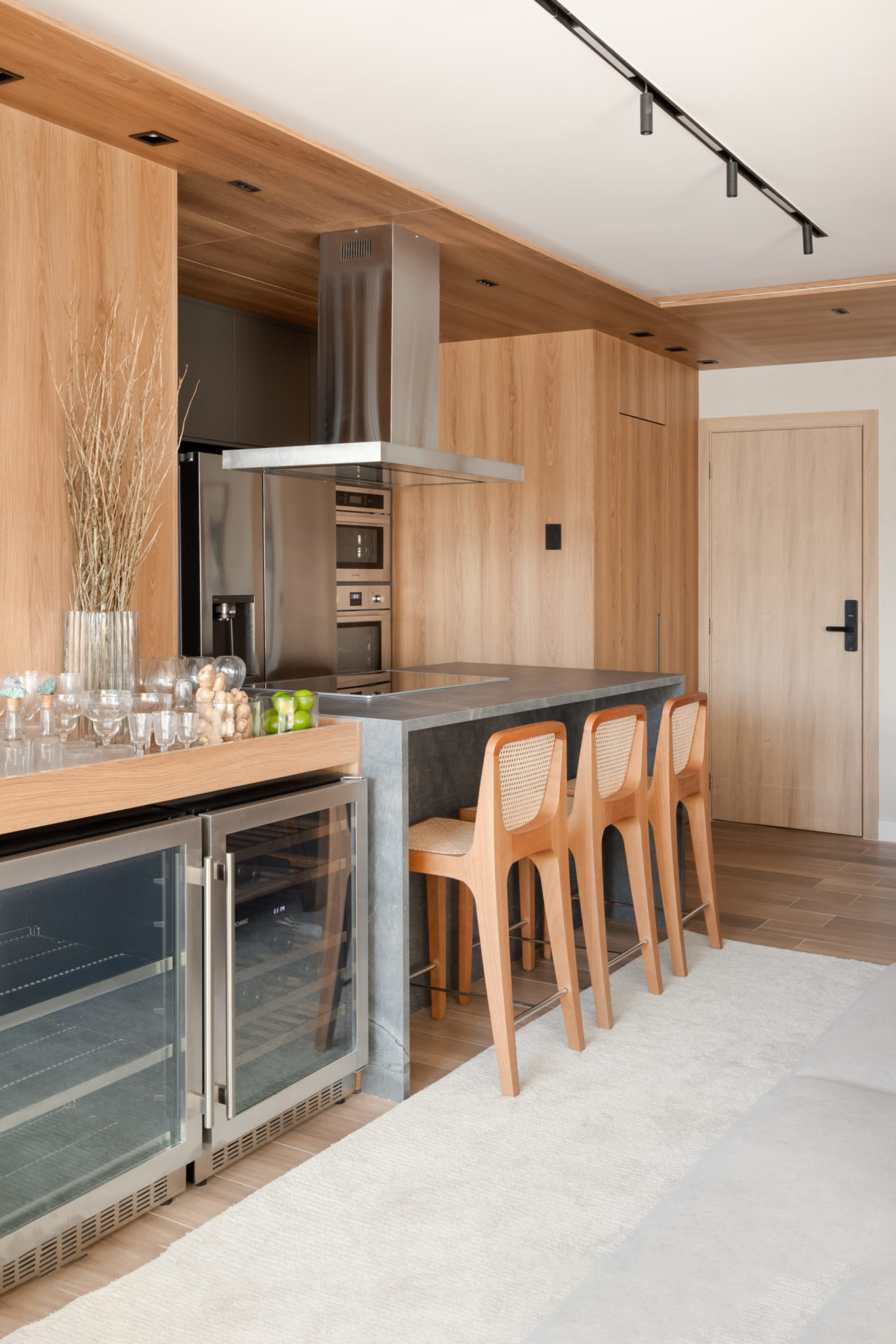 na foto banquetas Bossa, de Jader Almeida, na cozinha de apartamento reformado