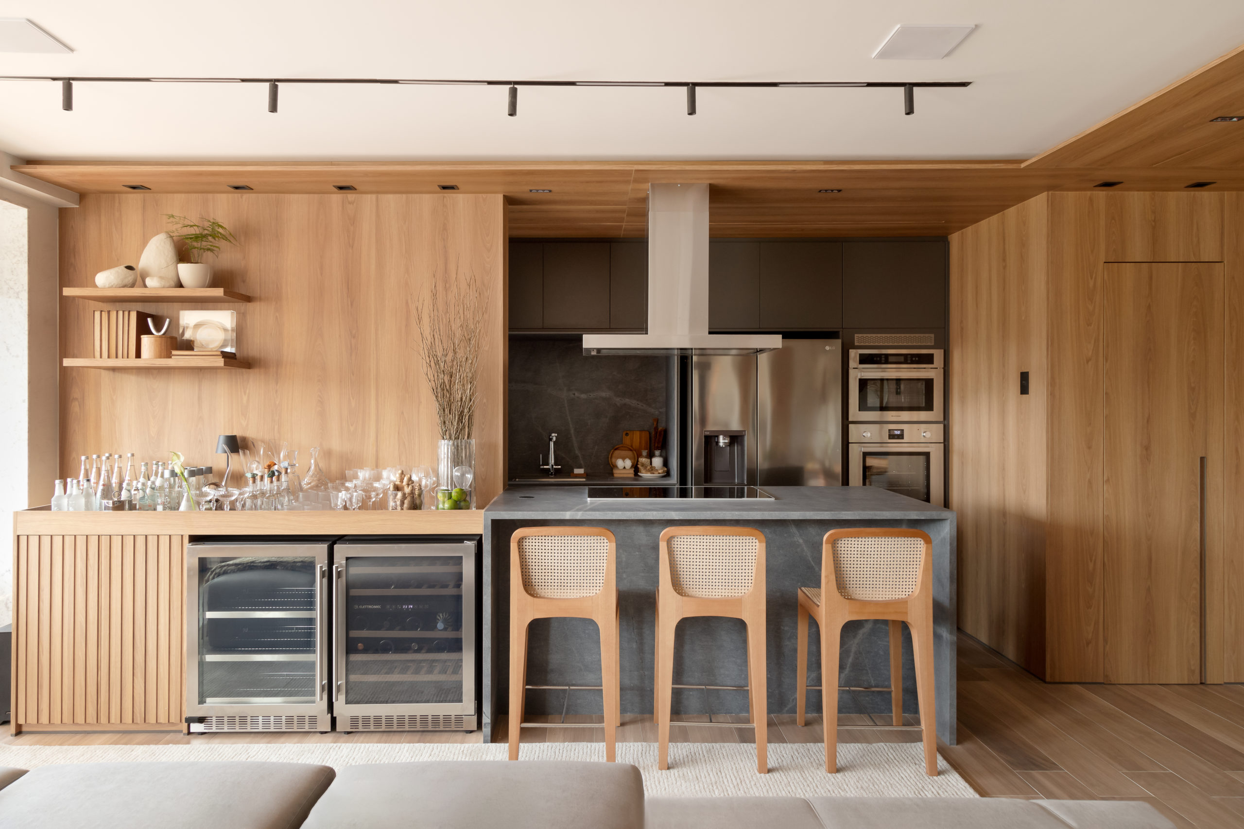 na foto cozinha que mescla madeira com tons de cinza