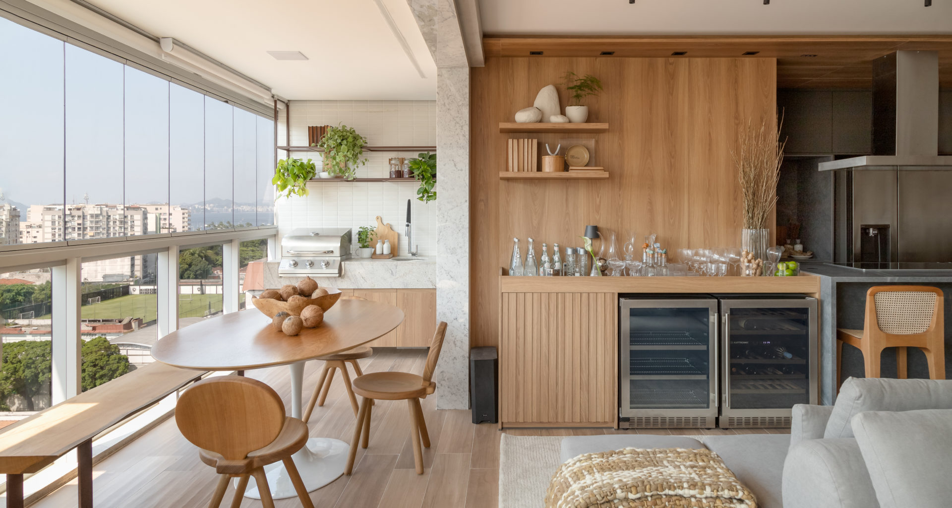 na foto varanda, bar e mesa Saarinen