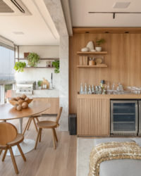 na foto varanda, bar e mesa Saarinen