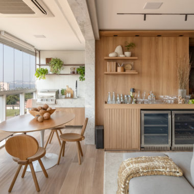 na foto varanda, bar e mesa Saarinen