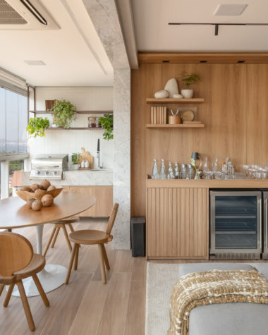 na foto varanda, bar e mesa Saarinen