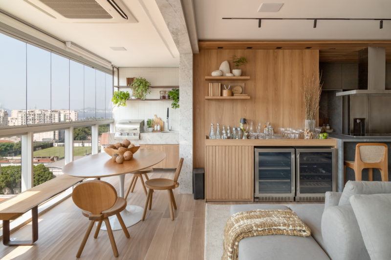 na foto varanda, bar e mesa Saarinen