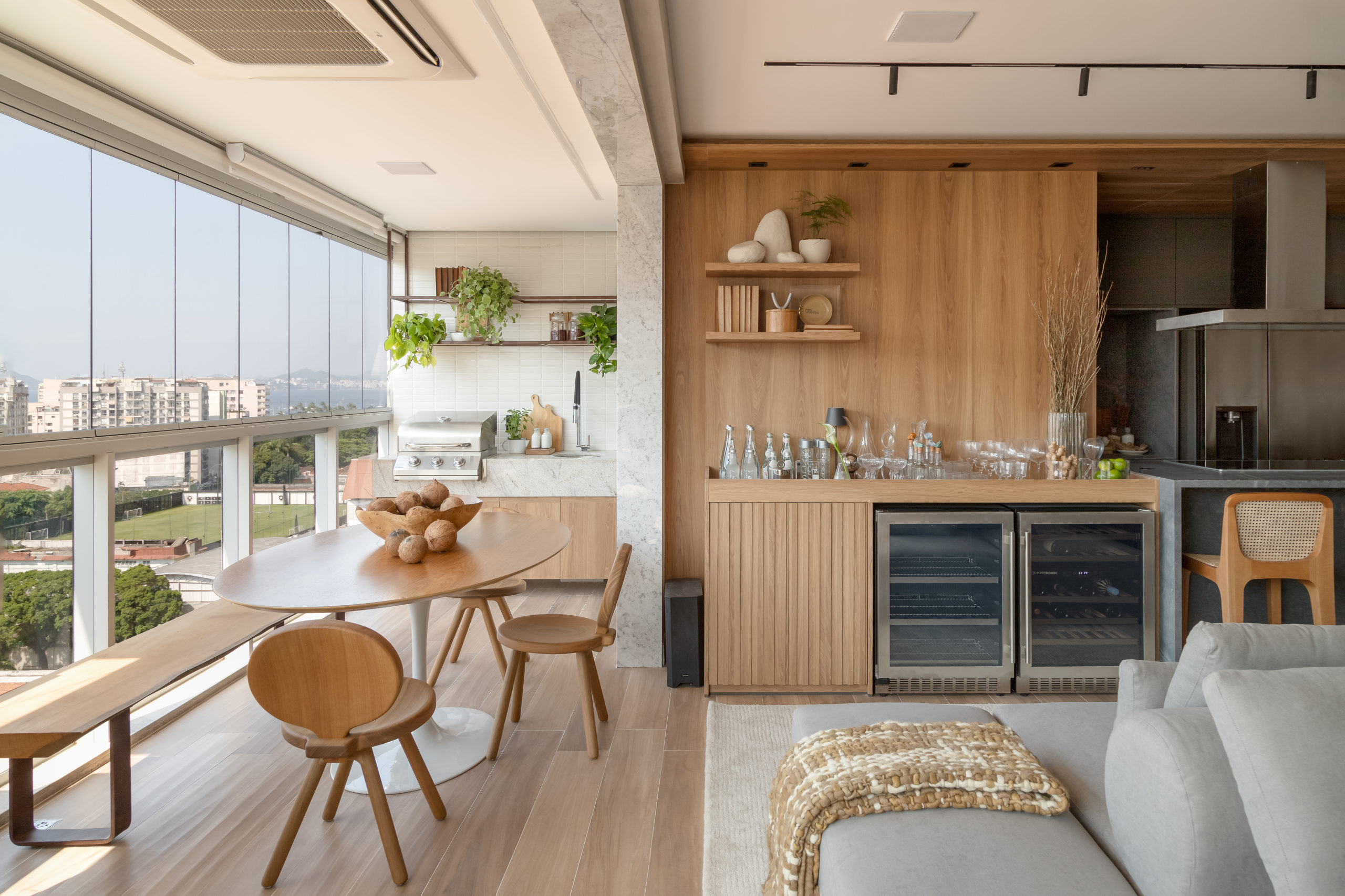 Reforma transforma imóvel em lar contemporâneo e acolhedor