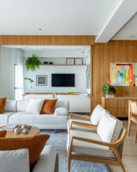 na foto visão da sala de estar, sala de jantar e sala de televisão