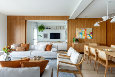 na foto visão da sala de estar, sala de jantar e sala de televisão