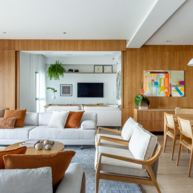 na foto visão da sala de estar, sala de jantar e sala de televisão