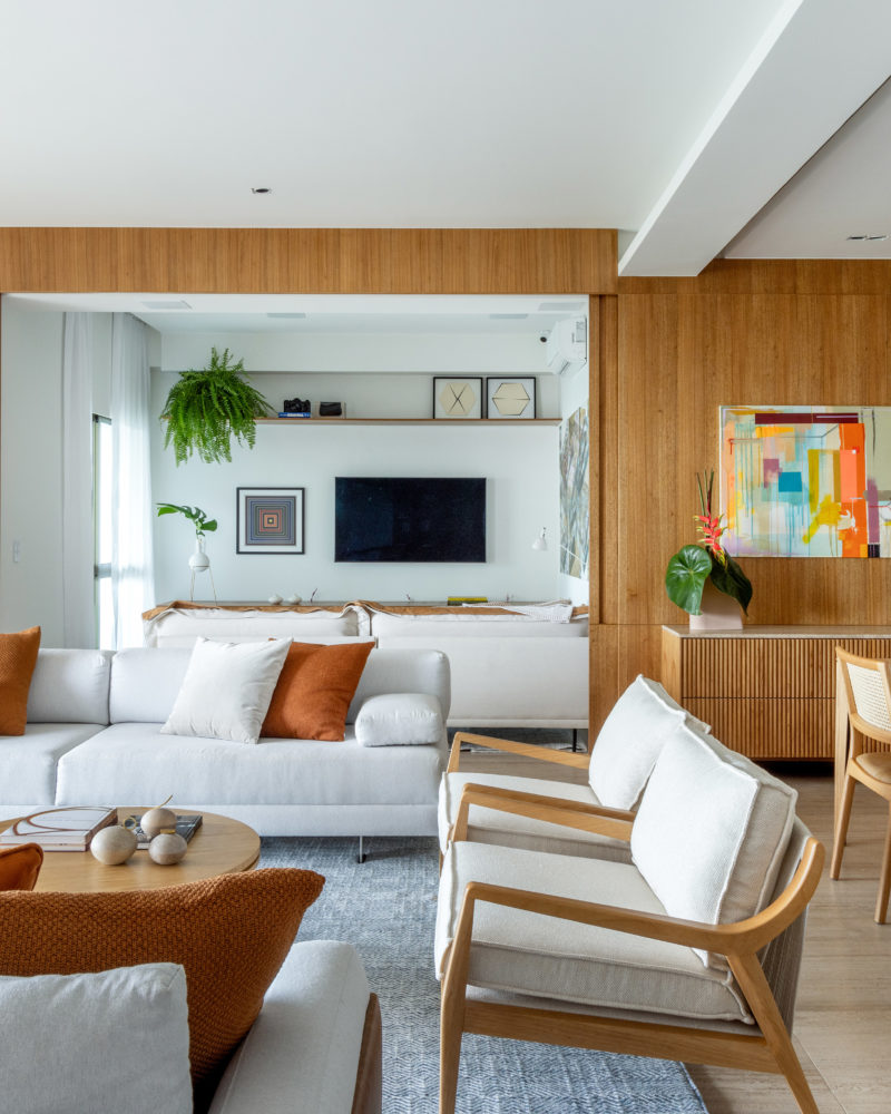 na foto visão da sala de estar, sala de jantar e sala de televisão