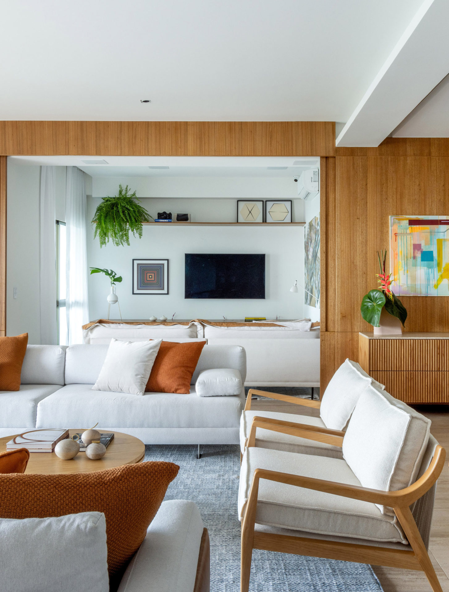 na foto as salas de estar e de televisão