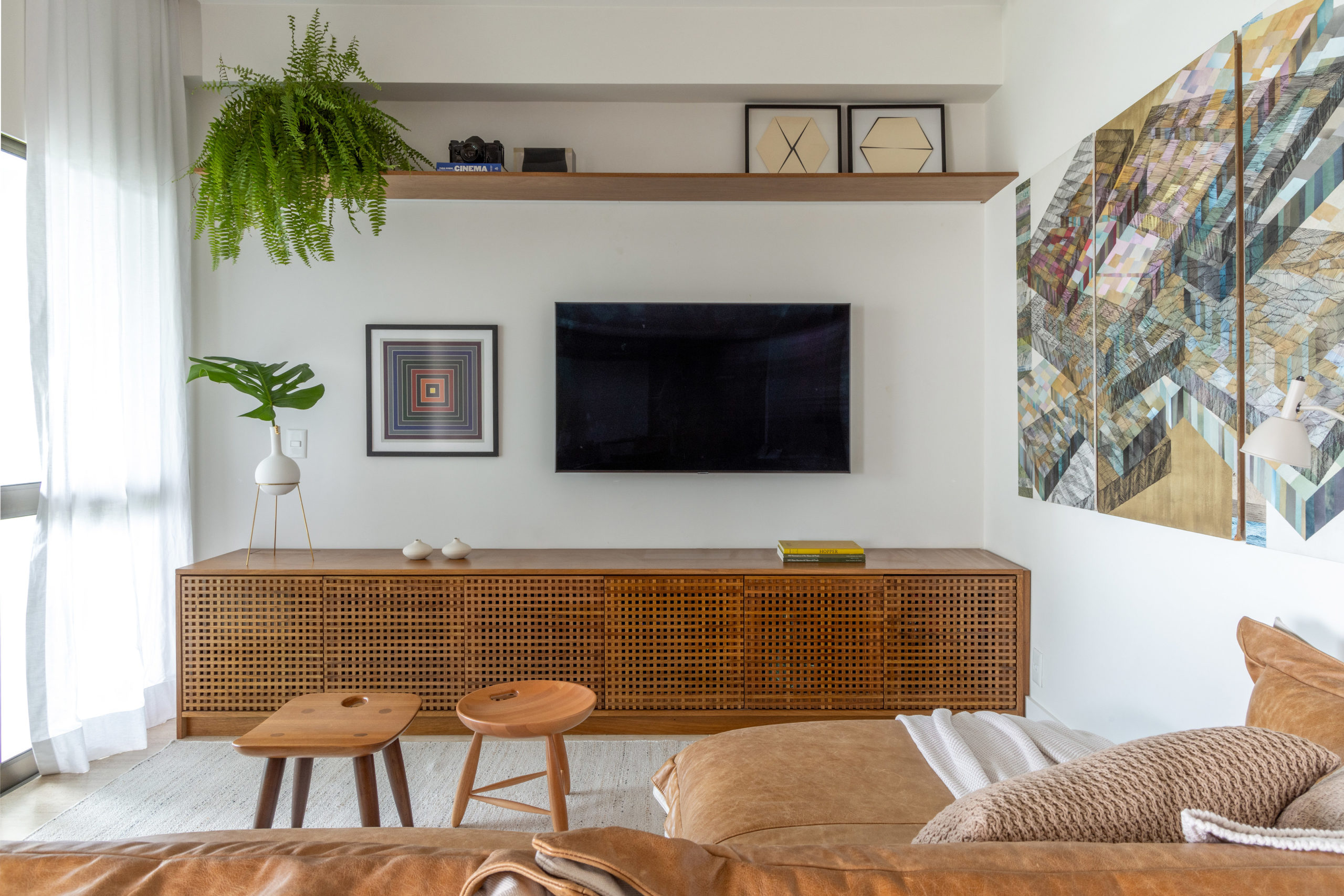 na foto sala de televisão e varanda