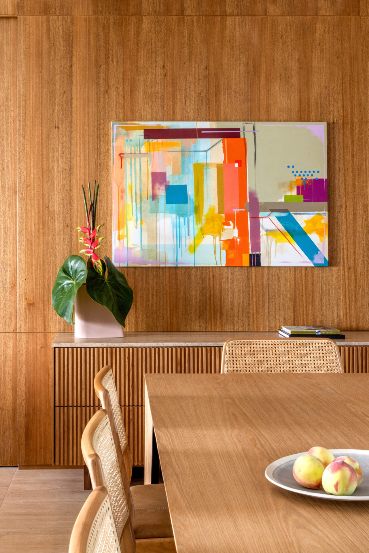 na foto sala de jantar com móveis de madeira